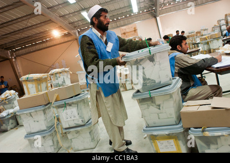 Vereinten Nationen Mitarbeiter sortieren Wahl Stimmzettel in einem Lagerhaus in Kabul, Afghanistan Stockfoto