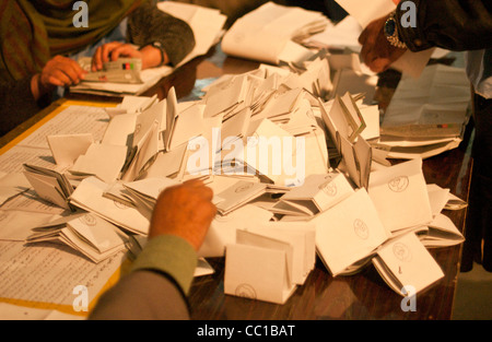 Vereinten Nationen Mitarbeiter sortieren Wahl Stimmzettel in einem Lagerhaus in Kabul, Afghanistan Stockfoto