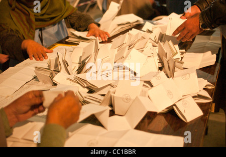 Vereinten Nationen Mitarbeiter sortieren Wahl Stimmzettel in einem Lagerhaus in Kabul, Afghanistan Stockfoto