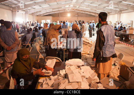 Vereinten Nationen Mitarbeiter sortieren Wahl Stimmzettel in einem Lagerhaus in Kabul, Afghanistan Stockfoto