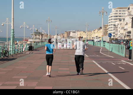 Jogger auf Brighton Seafront promenade, Brighton, East Sussex, UK. Stockfoto