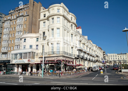 Melrose Cafe & Regency Restaurant auf Brighton Seafront mit Regency Square hinter, Brighton, East Sussex, UK. Stockfoto