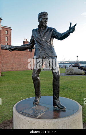 Statue von Billy Fury (Ronald Wycherley) in der Nähe von Albert Dock auf den Fluss Mersey, Liverpool, UK. Stockfoto