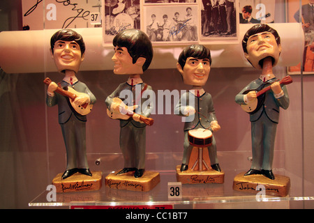 Anzeige der wippenden Kopf Puppen von 1964 der Beatles auf Anzeige im Museum von Liverpool am Molenkopf, Liverpool, UK. Stockfoto