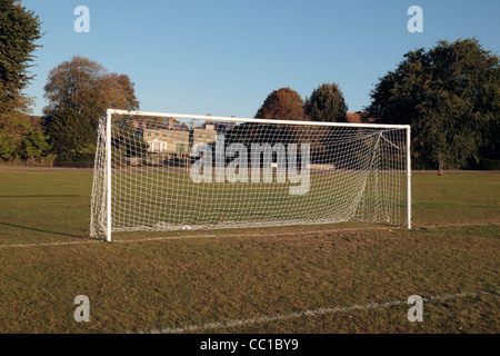 Nahaufnahme eines Fußballs Netto in Preston Park, Brighton, East Sussex, UK. Stockfoto