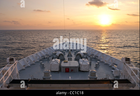 Blick von einem Kreuzfahrtschiff (Fred Olsen MS Boudicca) dämpfen in Richtung der untergehenden Sonne. Stockfoto