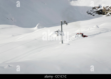 Eine Piste-Maschine macht einen Track auf eine Schleppleine Stockfoto