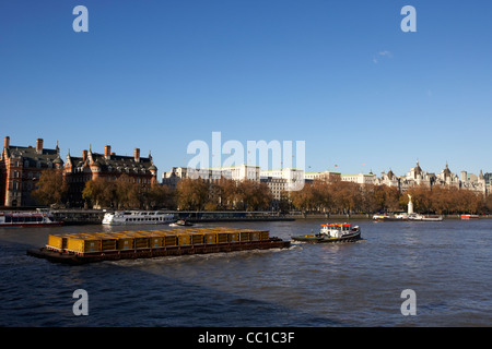 Schlepper Abschleppen Cory Abfälle in geschlossenen Behältern auf Kahn im Fluss Themse London England UK United kingdom Stockfoto