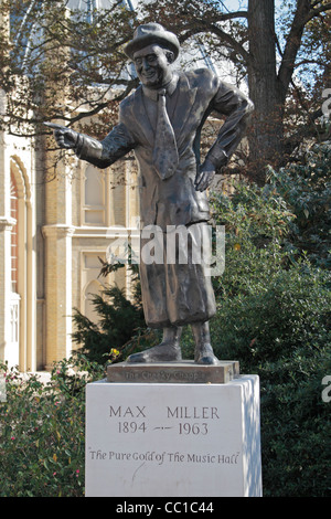 Eine Bronzestatue des englischen Comic Max Miller in der Nähe von Theatre Royal Brighton, East Sussex, UK. Stockfoto