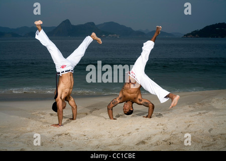 Capoeiristas Praxis Capoeira am Strand von Flamengo in Rio De Janeiro, Brasilien Stockfoto