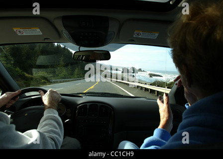Ein Treiber Blick aus dem Inneren eines Autos fahren entlang Highway 101 in Oregon. Stockfoto
