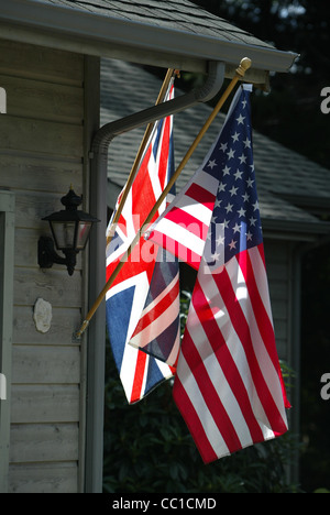 Anglo amerikanischen und britischen Flaggen wehen auf einem amerikanischen Haus Stockfoto