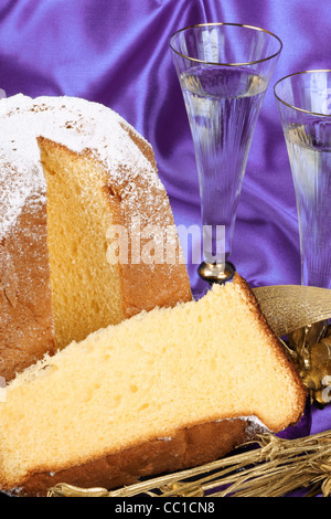 Weihnachten-Komposition mit Pandoro, der goldene Kuchen von Verona, Italien und zwei Gläser des italienischen spumante Stockfoto