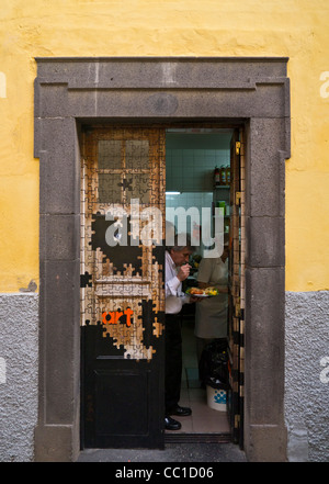 Offene Türen-Kunst-Projekt, Verjüngung der verfallenen Altstadt von Funchal, Madeira Stockfoto