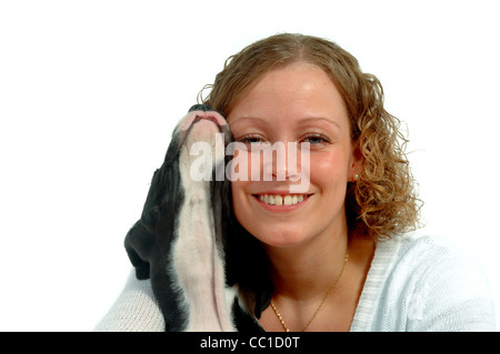 Yong glückliche Frau und ihr Hündchen Stockfoto