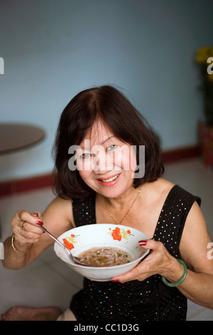 Eine Frau Frühstück auf einem Teller Nudelsuppe Pho auf einen Tisch im Restaurant, Ho-Chi-Minh-Stadt (früher Saigon), Vietnam Stockfoto