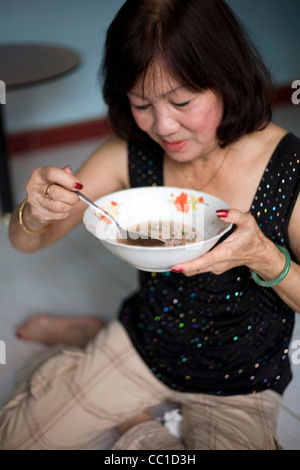 Eine Frau Frühstück auf einem Teller Nudelsuppe Pho auf einen Tisch im Restaurant, Ho-Chi-Minh-Stadt (früher Saigon), Vietnam Stockfoto