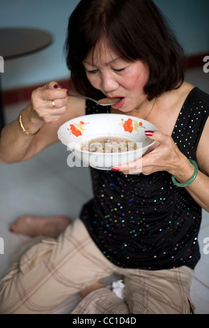 Eine Frau Frühstück auf einem Teller Nudelsuppe Pho auf einen Tisch im Restaurant, Ho-Chi-Minh-Stadt (früher Saigon), Vietnam Stockfoto