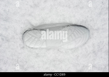 Einzelnen Fußabdruck im Schnee Stockfoto