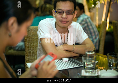 Ein Mann und eine Frau zu sprechen, beim Abendessen in einem gehobenen Restaurant, Ho-Chi-Minh-Stadt, Vietnam Stockfoto