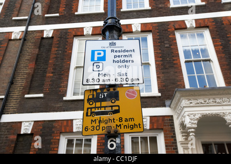 Aufenthaltserlaubnis-Inhaber nur unterschreiben und kein Bus schwere Verkehrsschilder im Queen Anne-Tor in der Stadt von Westminster London England Stockfoto