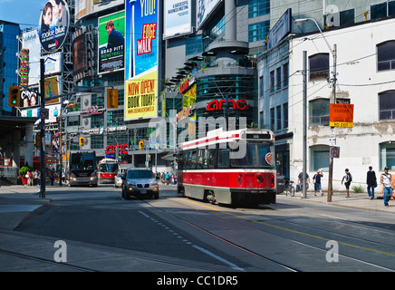 Straßenbahnen, Busse und Autos an der Dundas Street, in der Nähe von der Yonge-Dundas Square in Toronto, Ontario Stockfoto