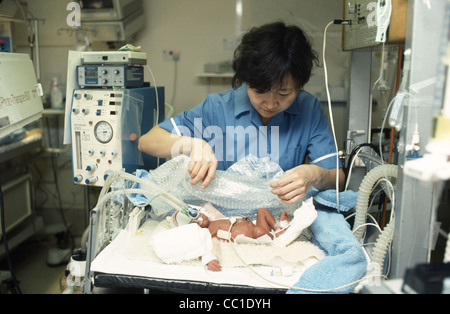 Krankenschwester neigende Baby auf Intensivstation Stockfoto