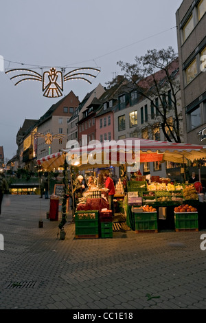 Weihnachten in der Einkaufszone in der alten Stadt Nürnberg, Franken, Bayern, Deutschland, Europa. Stockfoto