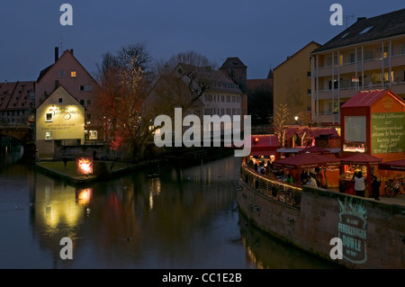 Blick auf den Fluss Pegnitz aus "Fleisch Brücke" in Nürnberg, Franken, Bayern, Deutschland, Europa. Stockfoto