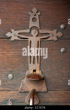 Alten Riegel auf hölzerne Kirchentür Stockfoto