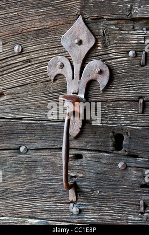 Alten Riegel auf hölzerne Kirchentür Stockfoto