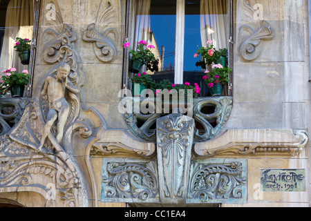 Details des Jugendstil-Gebäude am Avenue Rapp Nr. 29, Paris, Frankreich Stockfoto