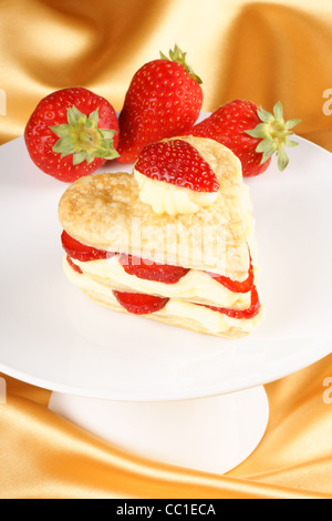 Herzförmige Erdbeeren und Vanillecreme Millefeuille für einen süßen Valentinstag. Selektiven Fokus. Stockfoto