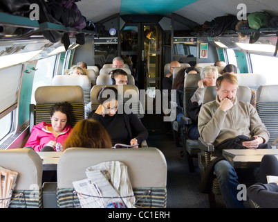 Passagiere an Bord des TGV Paris-Lyon. Stockfoto