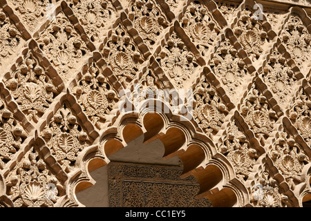 Im Mudéjar-Stil Dekorationen in den Patio de Las Huasaco (Hof der Jungfrauen) Alcazares Reales (Rayal Alcazars) in Sevilla, Spanien Stockfoto