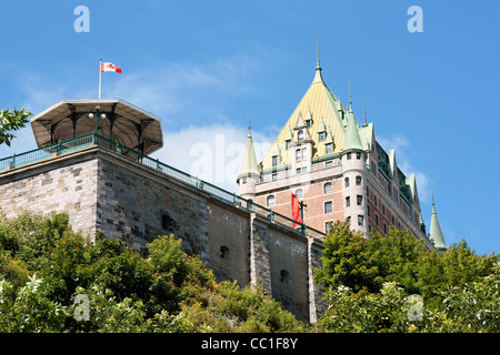 Chateau Frontenac in Québec (Stadt) an einem bewölkten Tag. Blick von der unteren Altstadt. Stockfoto