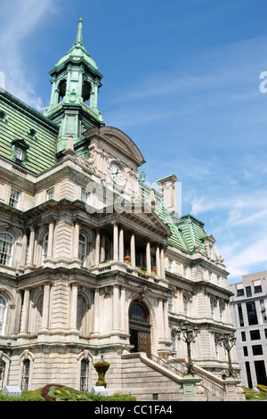 Das alte Montreal Rathaus (Hotel de Ville) an einem bewölkten Tag, Haupteingang Detail. Stockfoto