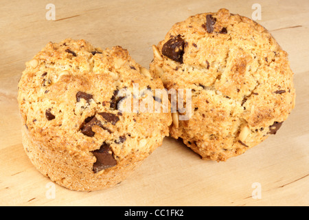 Zwei frisch gebackene hausgemachte Schokolade chips Muffins über einem hölzernen Hintergrund Stockfoto