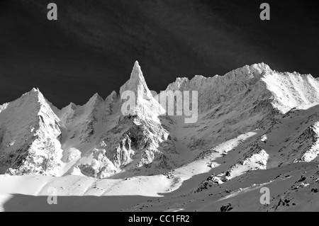 Die Aiguille De La Tsa im Winter Val d' Herens schwarz / weiß Stockfoto