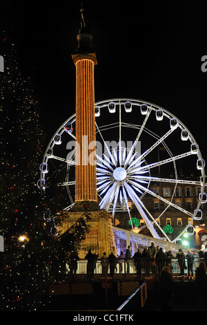Das Riesenrad, Mittelsäule und Eisbahn in den Weihnachtsferien in der George Square in der Stadt Glasgow, Schottland Stockfoto
