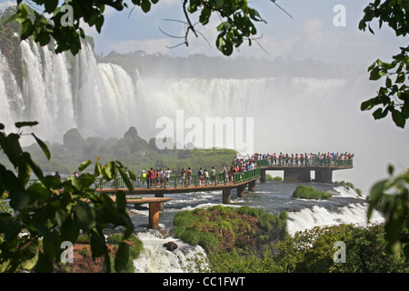 Touristen auf Gehweg an die Iguazu Wasserfälle Iguassu Falls / Iguaçu liegt an der Grenze zwischen Brasilien und Argentinien Stockfoto