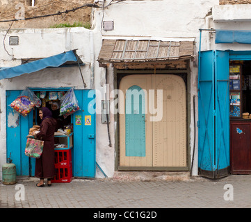 Eine Frau Brotkauf in El Jadida, Marokko Stockfoto