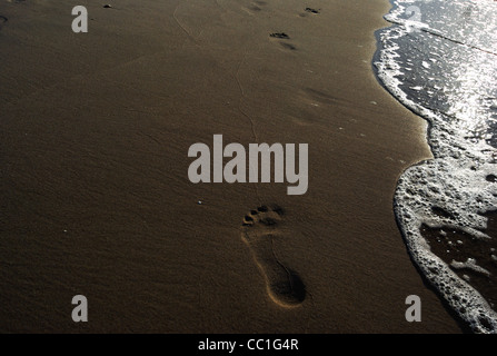 Fußabdrücke auf dem Sand Polen, Ostsee. Stockfoto