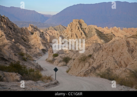 Gewundenen Feldweg obwohl der Quebrada de Las Flechas, Provinz Salta, Argentinien Stockfoto