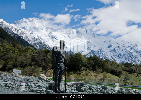 Eine Statue von Sir Edmund Hillary mit Blick auf den Mount Cook Nationalpark und Mackenzie Basin im südlichen Neuseeland. Stockfoto