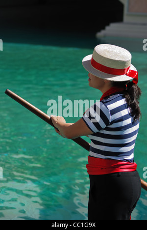 Mädchen, die im Venetian Hotel in Las Vegas herumfahren. USA Stockfoto