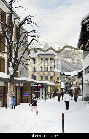 High Street, St. Anton am Arlberg, Tirol, Österreich. Dorf-Szene im österreichischen alpinen Skigebiet mit Schnee im winter Stockfoto