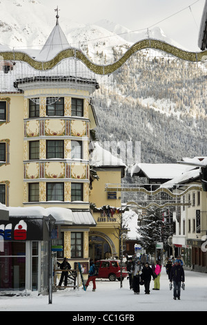 High Street, St. Anton, Tirol, Österreich. Dorf-Szene und Hotel Alte Post in österreichischen alpinen Skigebiet mit Schnee im winter Stockfoto