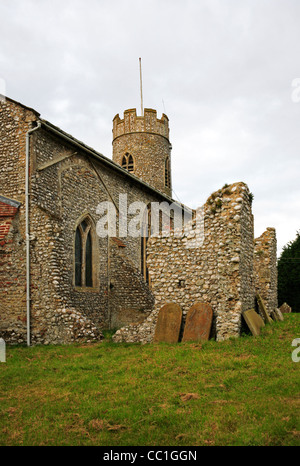 Ruinen einer Chantry Kapelle in der Gemeinde von St. Johannes-Kirche am Aylmerton, Norfolk, England, Vereinigtes Königreich. Stockfoto