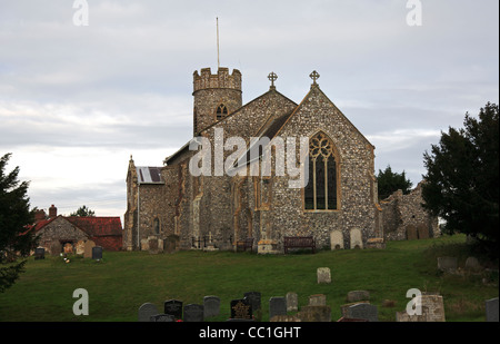 Die Kirche des Heiligen Johannes des Täufers am Aylmerton, Norfolk, England, Vereinigtes Königreich. Stockfoto